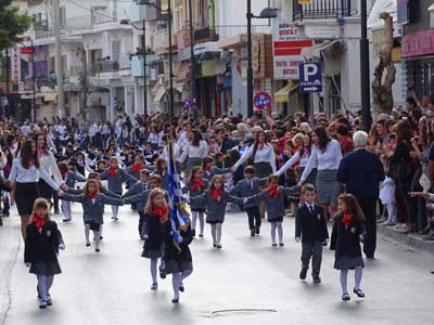 op oxi dag doen alle schoolklassen mee aan de parade