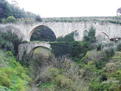 in route 59 ziet u een oude waterbrug - aquaduct - net voordat u Knossos bereikt
