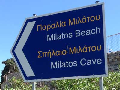 Afslag-naar-links-naar-Milatos-beach-en-milatos-cave