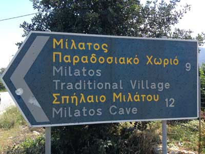 Afslag-naar-links-naar-traditional-village-milatos-en-Milatos-cave