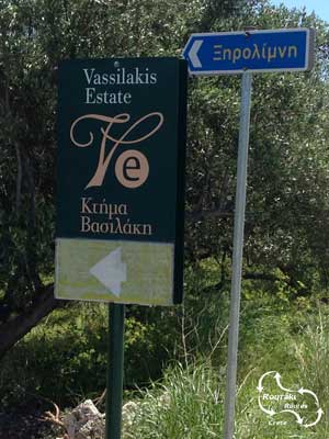 afslag-naar-links-naar-Vassilakis-Estate