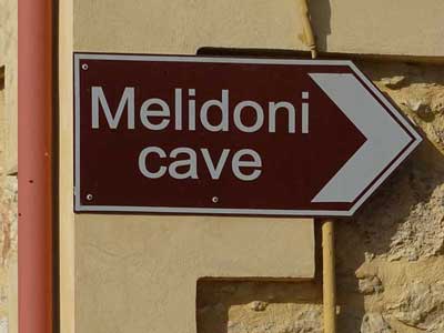 Afslag-naar-rechts-naar-Melidoni-Cave–