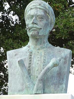 standbeeld-ter-nagedachtenis-aan-Arkadi