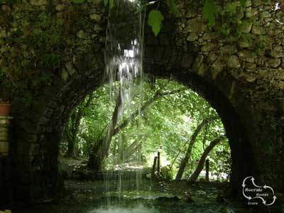watervallen-en-bogen-bij-de-tavernas-rondom-de-bronnen-van-Argiroupoli