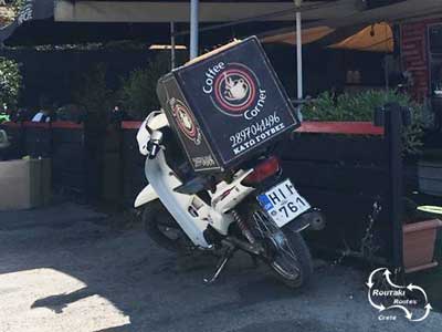 aflever service dmv de scooter van het koffie huis