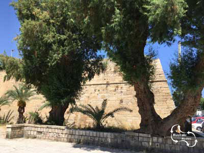 venetiaanse-vestingmuren-van-heraklion-bij-de-tennisvelden één van de grootste vestingwerken van de gehele Mediterannea