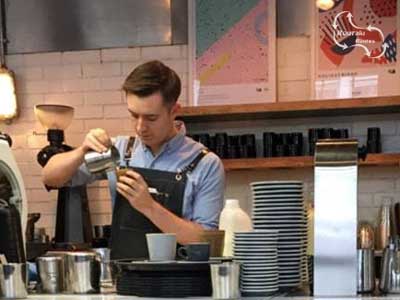 Griekse-koffie-in-de-maak. met veel liefde klaar gemaakt, de vele vormen van Kretenzer koffie