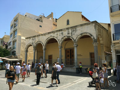 Op-de-rand-van-het-Venizelos-plein-de-San-Marco-basiliek de basiliek van San Marco die tegenwoordig als expositie ruimte wordt gebruikt