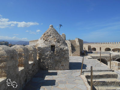 Op-het-dak-van-het-haven-fort-Koules-in-Heraklion wandel rond in het haven fort van Heraklion