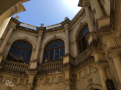 binnen-in-de-Venetiaanse-Loggia-in-Heraklion de Venetiaanse Loggia in Heraklion heeft een schitterende bouwstijl