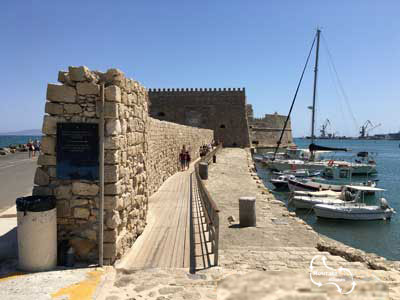 blijf-rechts-van-de-muur-om-bij-de-ingang-te-komen volg de houten pier om bij de ingang van het havenfort Koules te geraken