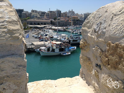 mooie-uitzichten-vanaf-het-fort-over-de-haven-van-Heraklion schitternde vergezichten over de haven en zee vanaf havenfort Koules in Heraklion