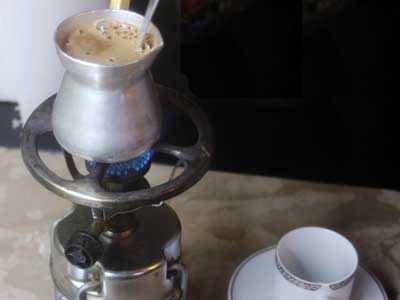 op een gasbrander wordt de traditionele Griekse koffie gemaakt drie maal gekookt op een gasbrandertje - traditionele Griekse koffie in de maak