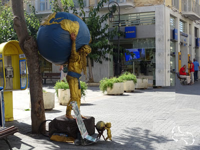 straatartiest-in-de-25-augustus-straat-in-Heraklion creatieve mensen actief in de 25 augustus straat in Heraklion