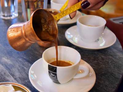 traditioneel Grieks gemaakte koffie gemaakt in een steelpannetje; de Griekse oftewel Kretenzer koffie