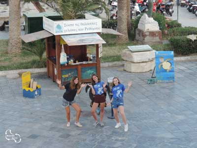 kiosk-voor-caretta-caretta-schildpadden-in-rethymnon de vrijwilligers voor hun kiosk in de haven van Rethymnon