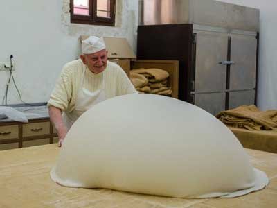 de oudste filo deeg bakker van Kreta aan het werk met zijn deeg