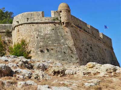 St. Nicholas Bastion,met daarop de Griekse vlag St. Nicholas Bastion, deel van het fortezza van Rethymnon