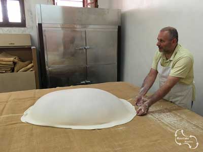 filodeeg bakkerij in Rethymnon filo kroustas wordt uitgelegd over de tafels