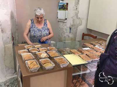 koop-je-eigen-Baklava-in-de-bakkerij de eigen gemaakte baklava, natuurlijk ook te koop