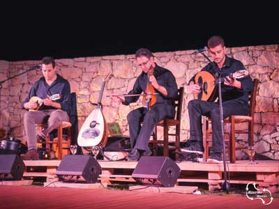 traditionele-Kretenzer-instrumenten-gebruikt-tijdens-optreden – kopie een live optreden met een lier en mandolin