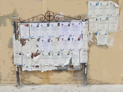 herdenkingsposter-aan-de-muur-in-Rethymno overledenen worden vermelden op deze memorial posters
