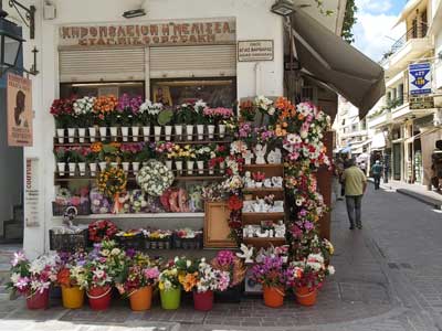 kunstbloemen op een hoekwinkel kunstbloemen die geplaatst worden op de graven van overledenen