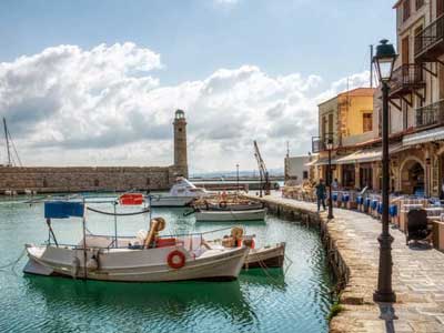 zicht op de vuurtoren vanuit de oude haven van Rethymnon the lighthouse and boulevard of Rethymnon