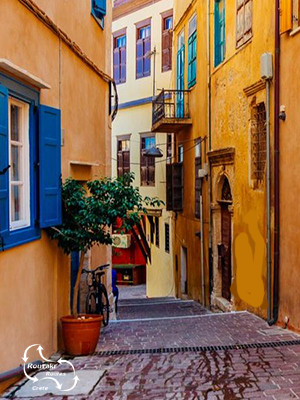 discover the allyways of Chania with the VoiceMap city walk